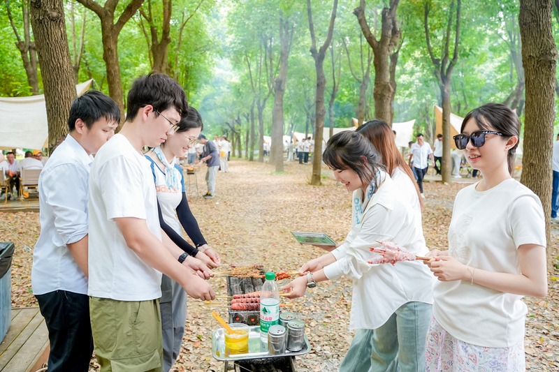 户外烧烤聚餐现场