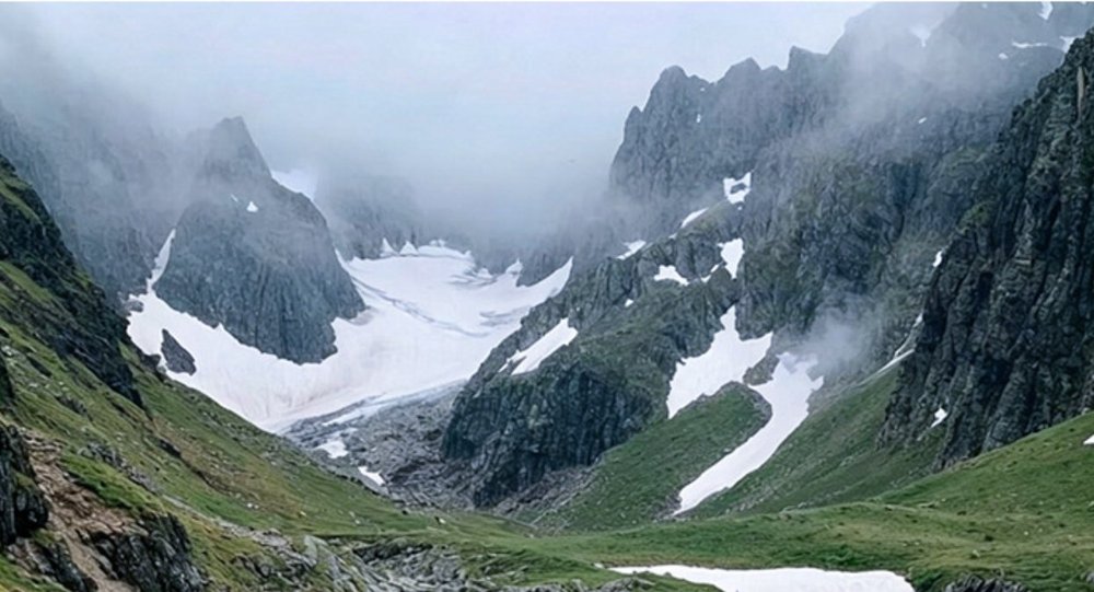 南极洛雪山与冰川湖群